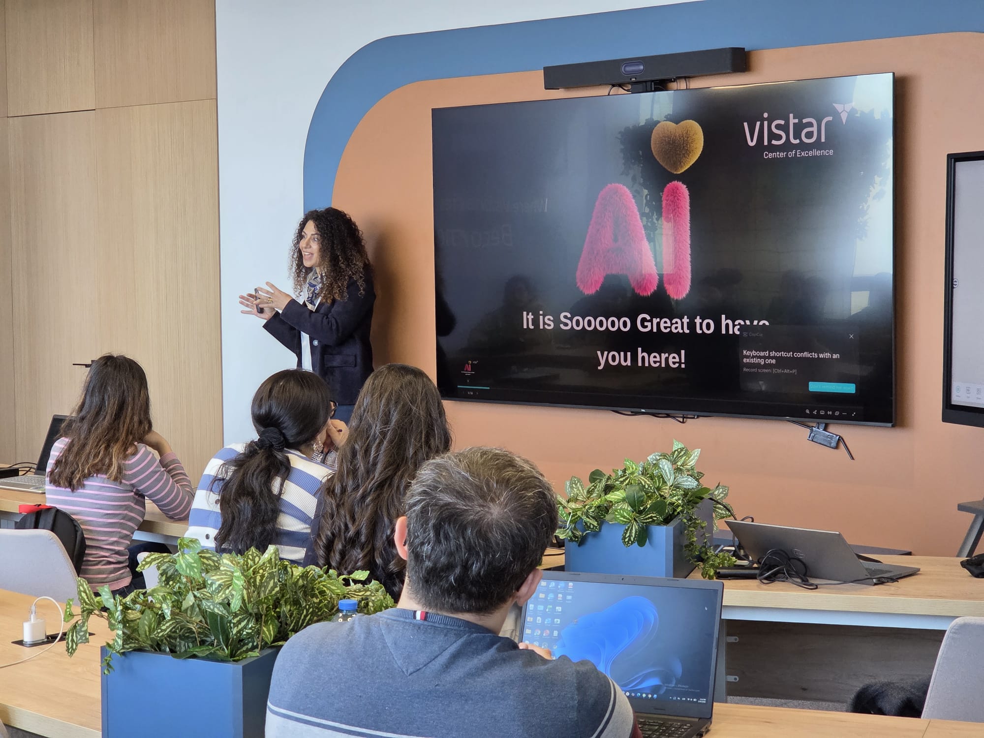 ריקי לויסמן מרצה בהרצאת AI לארגון — Riki Levisman AI lecture