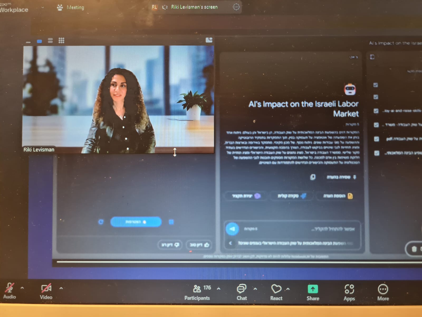 ריקי לויסמן מרצה לקהל גדול — keynote audience